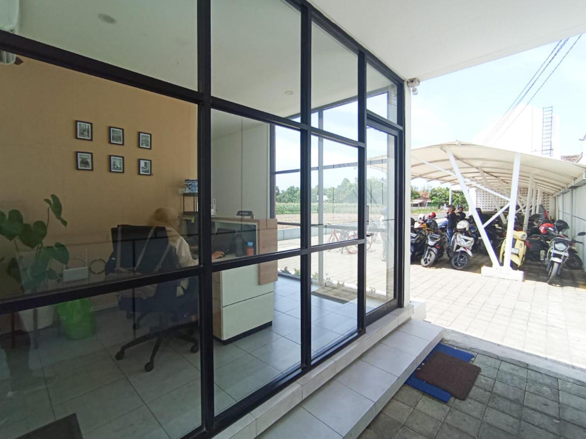 Ofo Kost Premium Kampung Inggris Pare Syariah Mitra Reddoorz Hotel Exterior photo